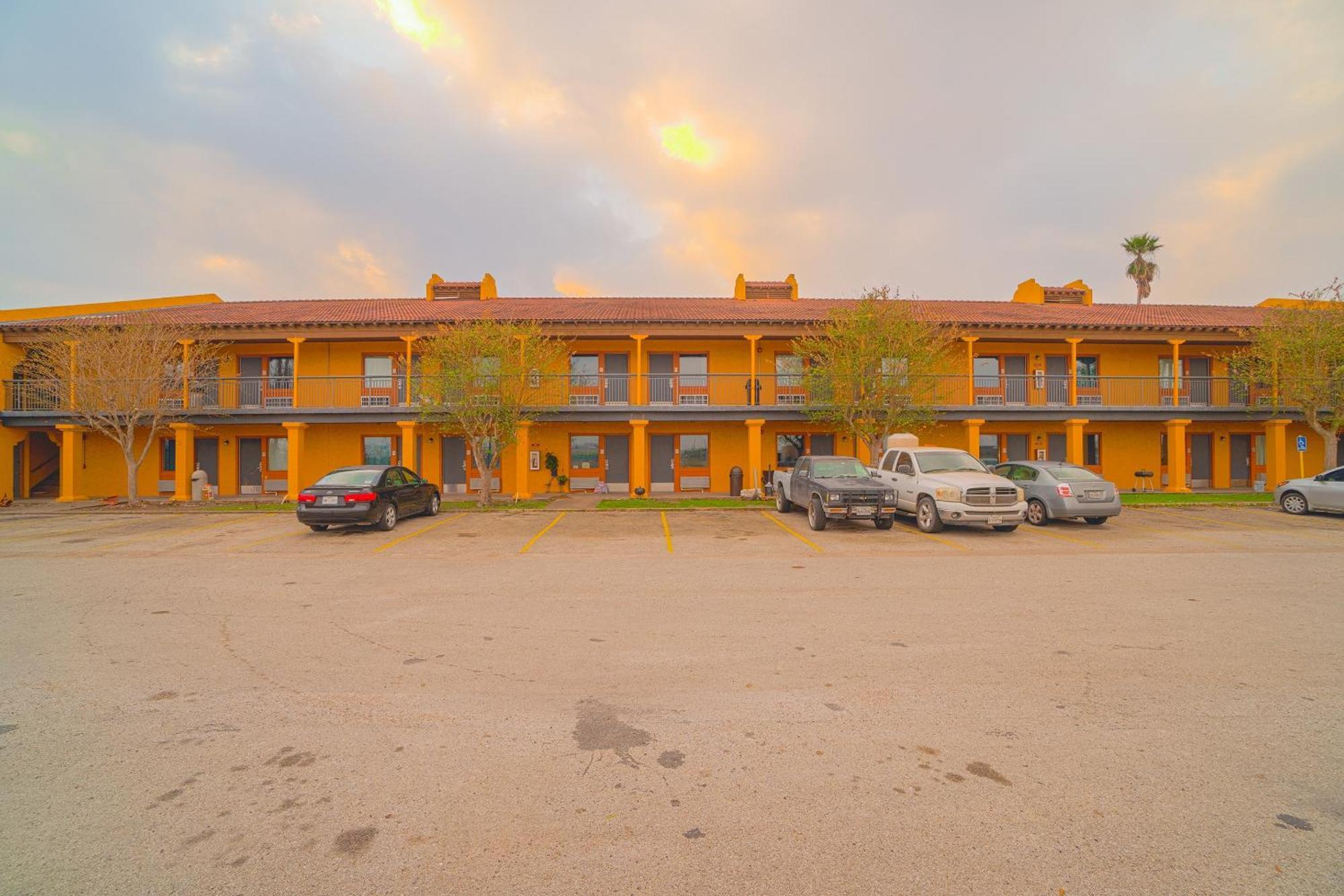 Oyo - Hwy 77 Hotel