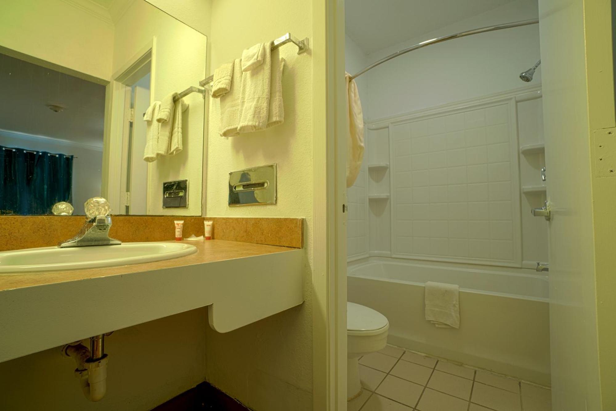 Oyo - Hwy 77 Hotel 2*